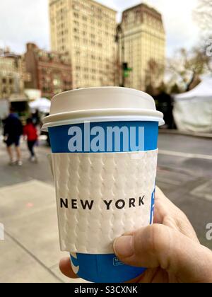 Einfach unvergleichlich... eine heiße Tasse Kaffee an einem kalten Wintertag beim Bummeln durch den Bauernmarkt am Union Square in New York City, USA Stockfoto