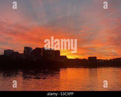 Sonnenuntergang am Potomac River von der Georgetown Waterfront. Skyline PF Arlington VA. Stockfoto