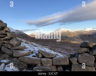 Lamagan und Bearnagh von Slieve durch die Mourne-Mauer Stockfoto