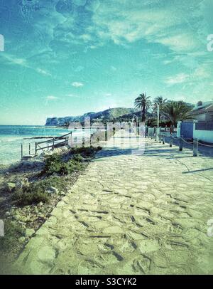 Der Strand am Las Rotas Pfad Stockfoto