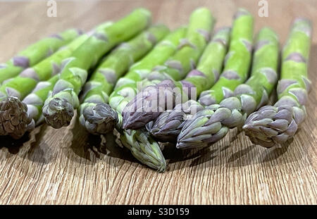 Spargelspieße auf einer Holzplatte Stockfoto