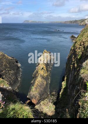 Blick auf die Klippen bis zum Meer Stockfoto