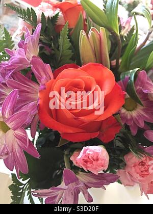 Nahaufnahme von einem Blumenstrauß mit einem voll Rote Rose geöffnet Stockfoto