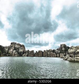 Große Felsformationen, Wasser am Sylvan Lake, Custer State Park, South Dakota, USA Stockfoto