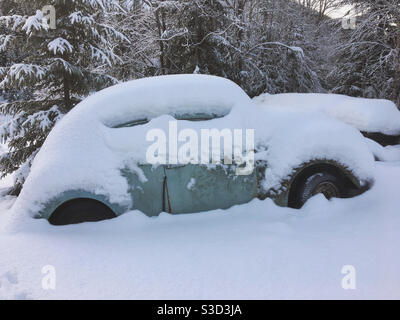 Alte VW Käfer in Schnee bedeckt. Stockfoto