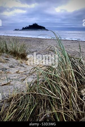 Gras auf Sanddünen mit St. Michael's Mount und Meer Im Hintergrund Stockfoto