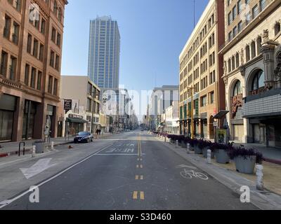 LOS ANGELES, CA, NOV 2020: Blick nach Süden hinunter größtenteils leerer Broadway vom Million Dollar Theater und Bradbury Gebäude im historischen Viertel von Downtown während der Covid-19 Pandemie Stockfoto