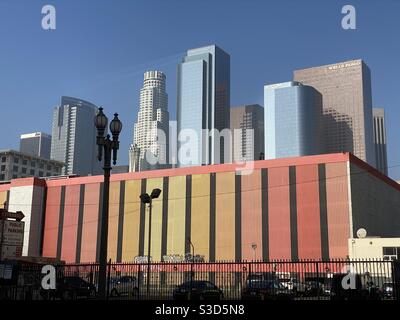 LOS ANGELES, CA, NOV 2020: Wolkenkratzer der Downtown Skyline über der Spitze eines bunten rot-gelben Parkhauses, Tageszeit Stockfoto