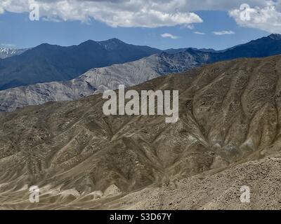 Drei Hügel in einer Reihe - Luftbild der Hügel in Himalaya-Region von Indien Stockfoto