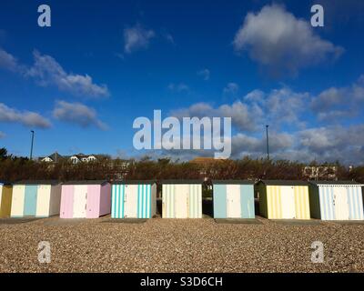Bunte streiche Strandhütten Stockfoto