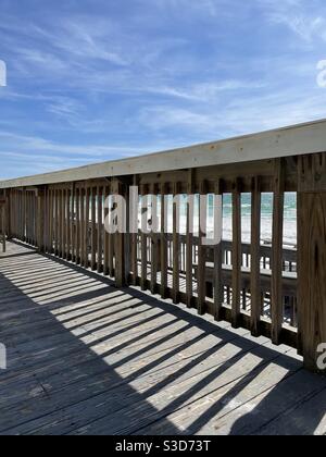 Holzsteg auf weißem Sand Florida Strand mit blauem Himmel Stockfoto