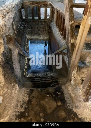 Die Treppe ist mit Salz in einer Salzarbeit in Europa bedeckt Stockfoto