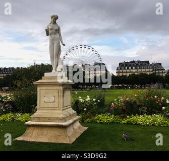 Die Statue Nymphe von der Skulptur Louis-Auguste Lévêque im Grand Care Bereich von Le Jardin des Tuileries (die Tuileries Gärten), Paris, Frankreich Stockfoto