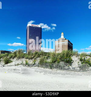 Blick auf Bally's Hotel and Casino und das Claridge, Blick auf den Boardwalk vom Strand, Atlantic City, New Jersey, USA Stockfoto