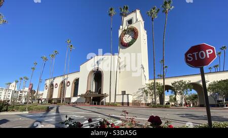 LOS ANGELES, CA, NOV 2020: Weitwinkel-Ansicht Los Angeles Union Station mit Weihnachtsfeiertagsdekorationen und Palmen, Downtown Stockfoto
