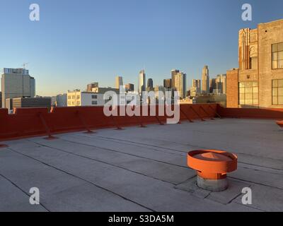 Blick auf die Skyline von Downtown Los Angeles vom Dach eines Gebäudes im Lagerhausviertel aus gesehen, goldene Stunde, kurz vor Sonnenuntergang Stockfoto