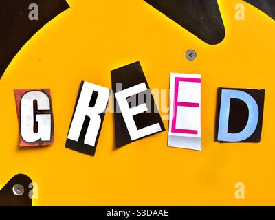 Greed buchstabiert heraus mit ausgeschnittenen Buchstaben in der Lösegeld-Stil Typografie, USA Stockfoto