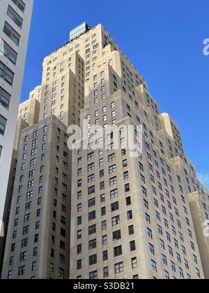 Sonnenlicht und Schatten spielen auf dem legendären New Yorker Hotel aus dem Jahr 1920s, einem frühen Wolkenkratzer, 481 8th Avenue, New York City, 10001, USA Stockfoto