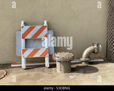 Straßenarbeiten für Abwasserkanäle und Rohre Infrastruktur Reparatur mit Warnschild Stockfoto