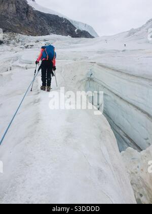 Grand Paradiso Glacier - Wandern auf einem Gletscher mit Steigeisen Stockfoto