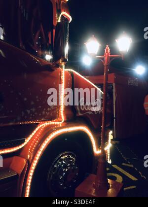 Coca Cola LKW in der Nacht mit Neonlicht Stockfoto