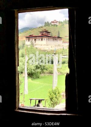 Rinpung Dzong durch ein Fenster, Paro Dzongkhag, Bhutan Stockfoto