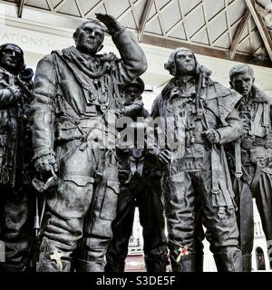 Detail des RAF Bomber Command Memorial in Green Park, London. Eine Skulptur von Philip Jackson, enthüllt 2012. Stockfoto