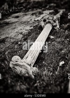 Replik römischen Stil Säule aus Gips wurde weggeworfen Auf dem Feld Stockfoto