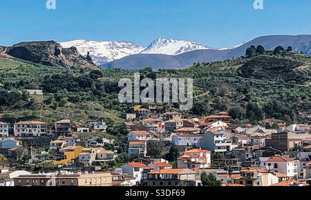 Beas de Granada eingebettet in das Tal unter den schneebedeckten Gipfeln der Sierra Nevadas, Spanien Stockfoto