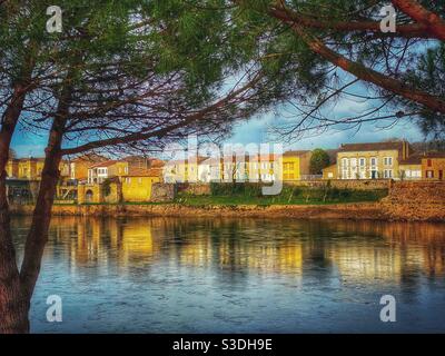 Fluss Dordogne in Sainte-Foy-la-Grande, Frankreich Stockfoto