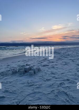 Sonnenuntergang Himmel auf weißem Sand Florida Strand mit Sandburg Stockfoto