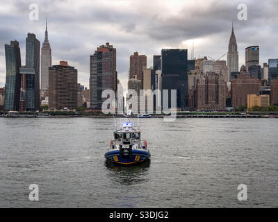 NYPD schnelles Boot patrouillieren auf dem East River während der UNGA Stockfoto