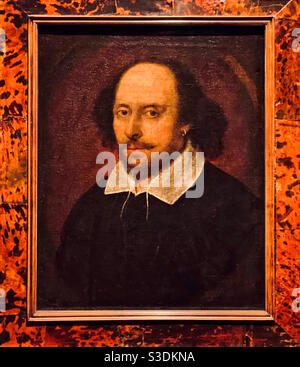 Ein Gemälde von immenser historischer Bedeutung - ein Porträt von William Shakespeare, das tatsächlich aus dem Leben von John Taylor gemalt wurde. Dies ist das berühmte „Chandos Portrait“ aus der Zeit um 1610. Ein unbezahlbarer Schatz. Stockfoto