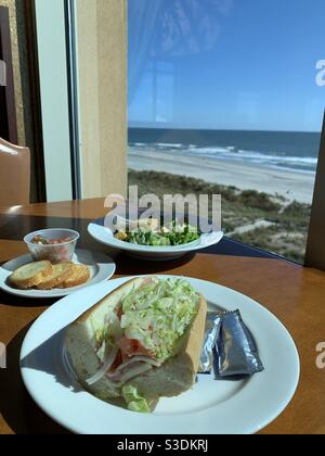 Mit Blick auf den Ozean zur Mittagszeit in der Laurel Lounge, Bally's Atlantic City Hotel and Casino, Atlantic City, New Jersey, USA Stockfoto