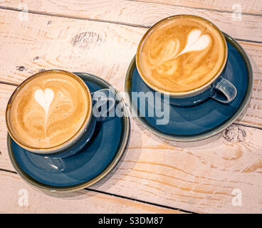 Zwei Tassen Kaffee mit herzförmiger Latte-Kunst Stockfoto