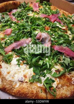 Nahaufnahme einer Gourmet-Rucola und Prosciutto-Pizza, USA Stockfoto