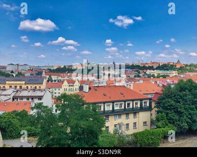 Blick auf alte Gebäude mit roten Dächern von der Burg Vysehrad in Prag, Tschechische Republik. Stockfoto