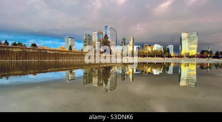 Downtown Bellevue Washington im Abendlicht Stockfoto