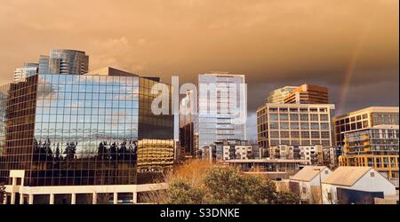 Downtown Bellevue Washington Skyline im trüben, regnerischen Pazifik Nordwesten regnete Abendlicht Stockfoto