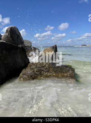 Meereswasser krachend gegen felsige Stege am Florida Strand Stockfoto