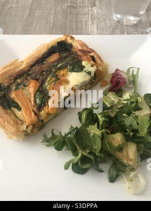 Hausgemachter Lachs und Gemüsequiche mit gemischtem Salat Stockfoto