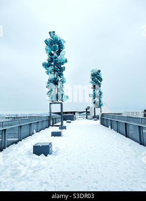 Kristalltürme von Dale Chihuly auf einer Glasbrücke in Tacoma, WA, während seltener Schneetage Stockfoto