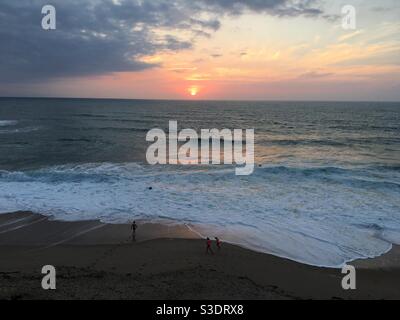 Biarritz Sonnenuntergang in Nordfrankreich aufgenommen von einem Strand und Zeigt auch das Meer Stockfoto