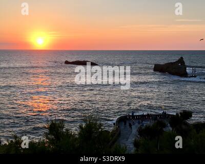 Biarritz Sonnenuntergang in Nordfrankreich zeigt auch das Meer und Felsen Stockfoto