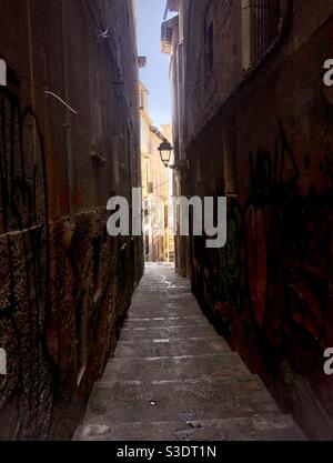 Licht am Ende der Gasse in Palma de Mallorca Stockfoto