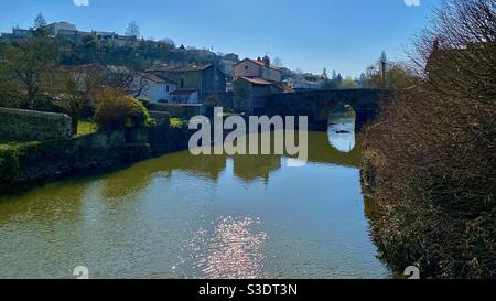 Thouet River St Paul Parthenay Frankreich Stockfoto