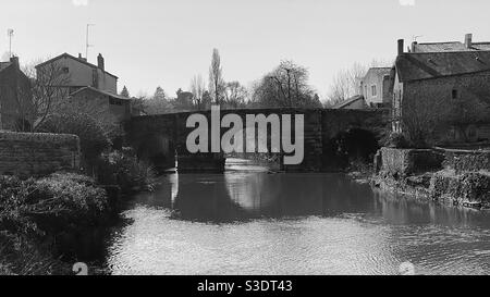 Thouet Fluss Parthenay Frankreich Stockfoto