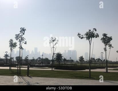 Skyline der Stadt aus dem 5/6 Park an einem trüben Tag in Doha, Katar Stockfoto
