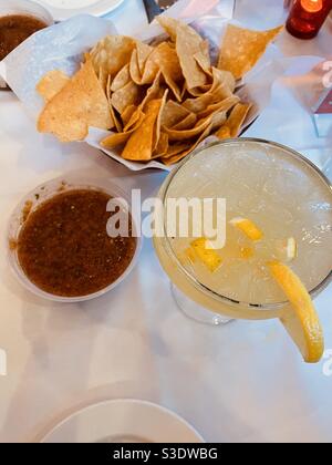 Mit Sangria-Wein, Tortilla-Chips und Salsa Stockfoto