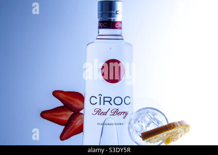 Erfrischender Red Berry Cîroc Wodka Cocktail aus nächster Nähe Stockfoto